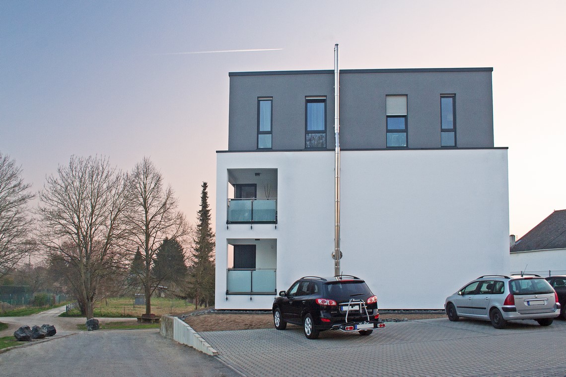 Haus in den Elbgärten Parkplatzansicht